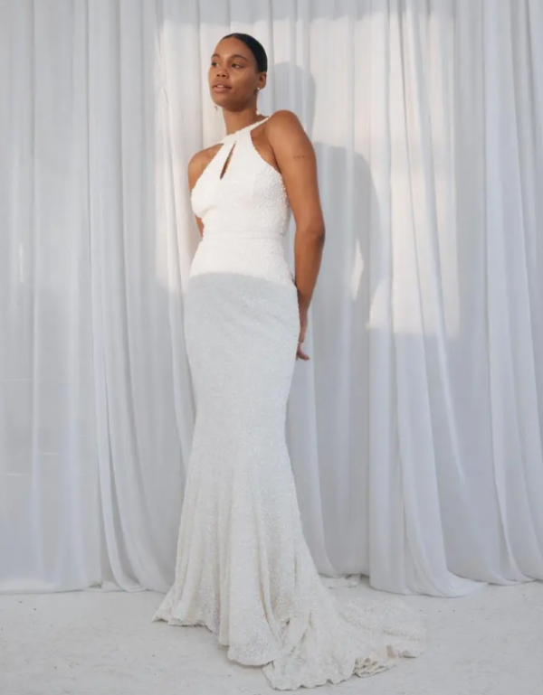 Gaun dengan kerah tinggi dan potongan halter